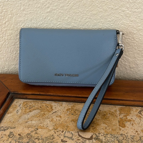 Michael Kors zip around wristlet wallet NWT - Picture 1 of 3